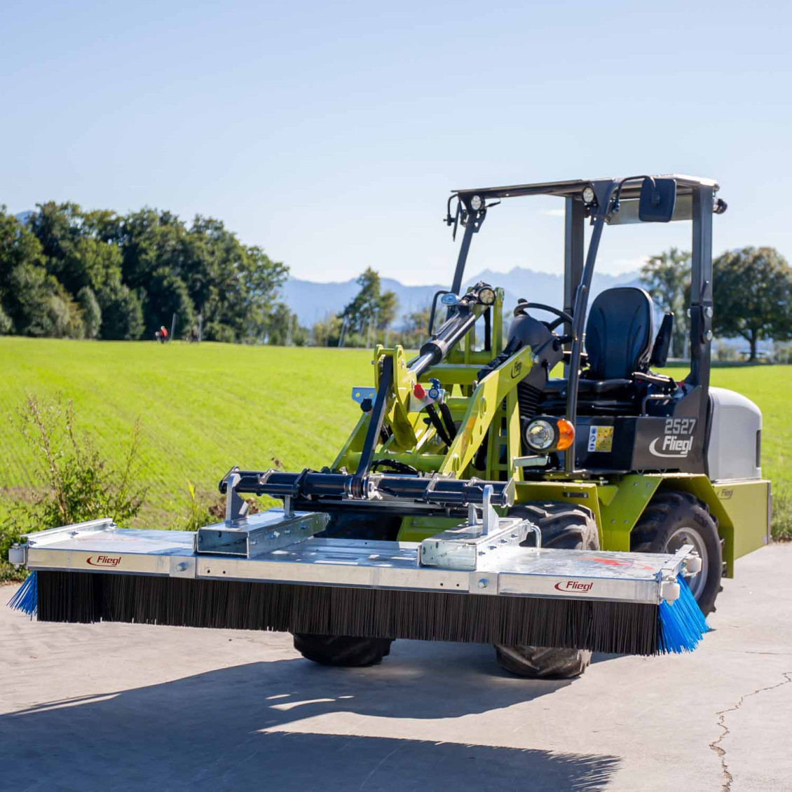 Kehrbesen »Luchs« mit Anfahrtsrollen und Eckbesen 