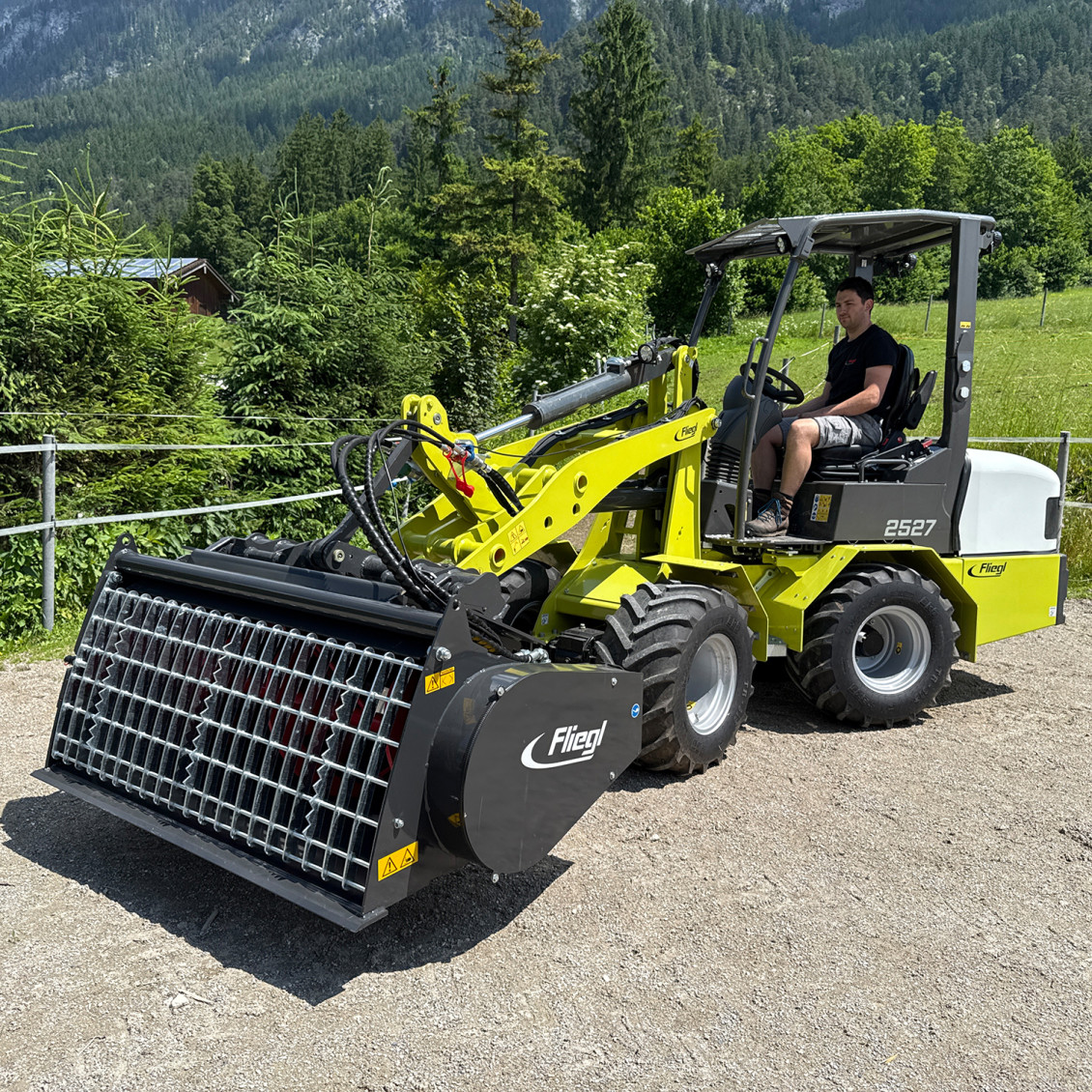 Concrete mixing bucket 