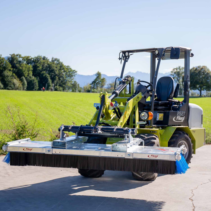 Kehrbesen »Luchs« mit Anfahrtsrollen und Eckbesen 