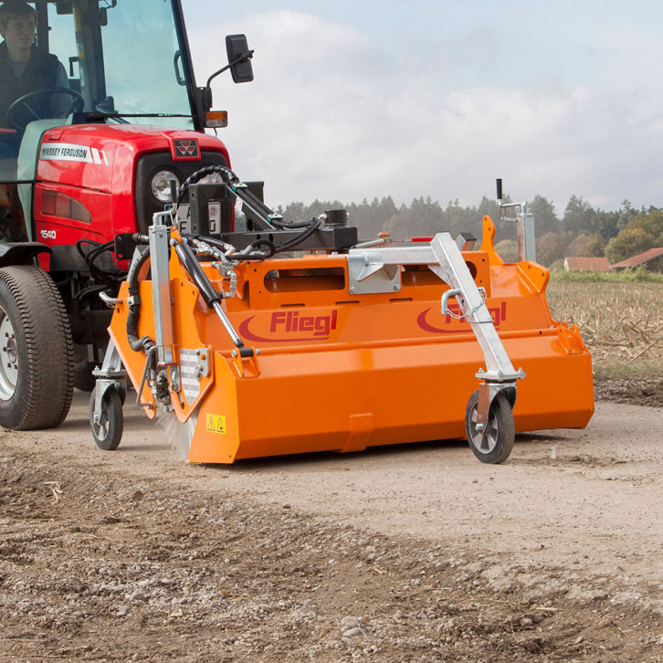 Dirt-collecting pan with hydraulic emptying 