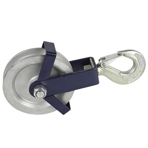 Construction roller with swivelling hook 